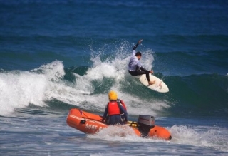  冲浪救援人员将在场 